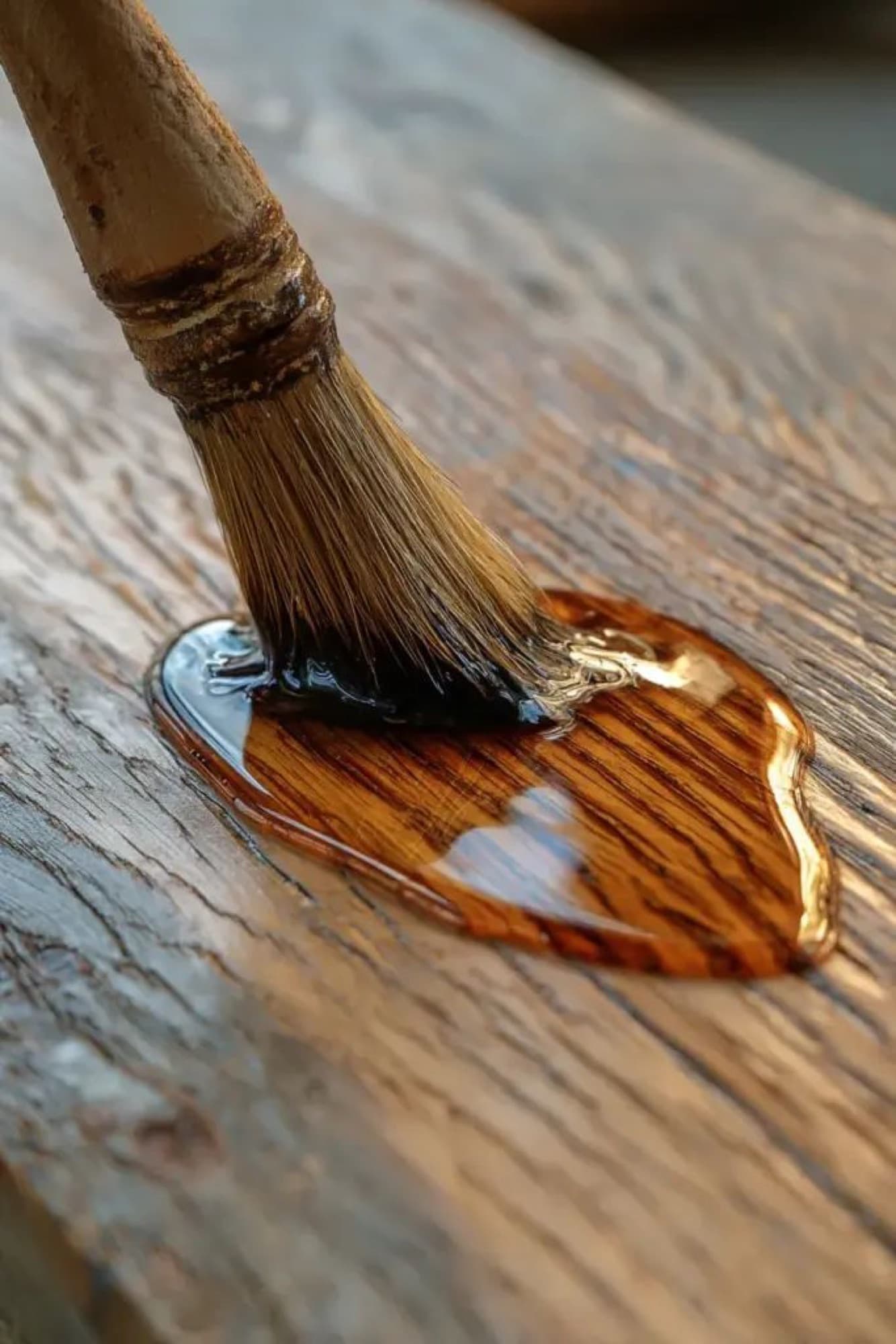 Barniz aplicado con brocha sobre madera